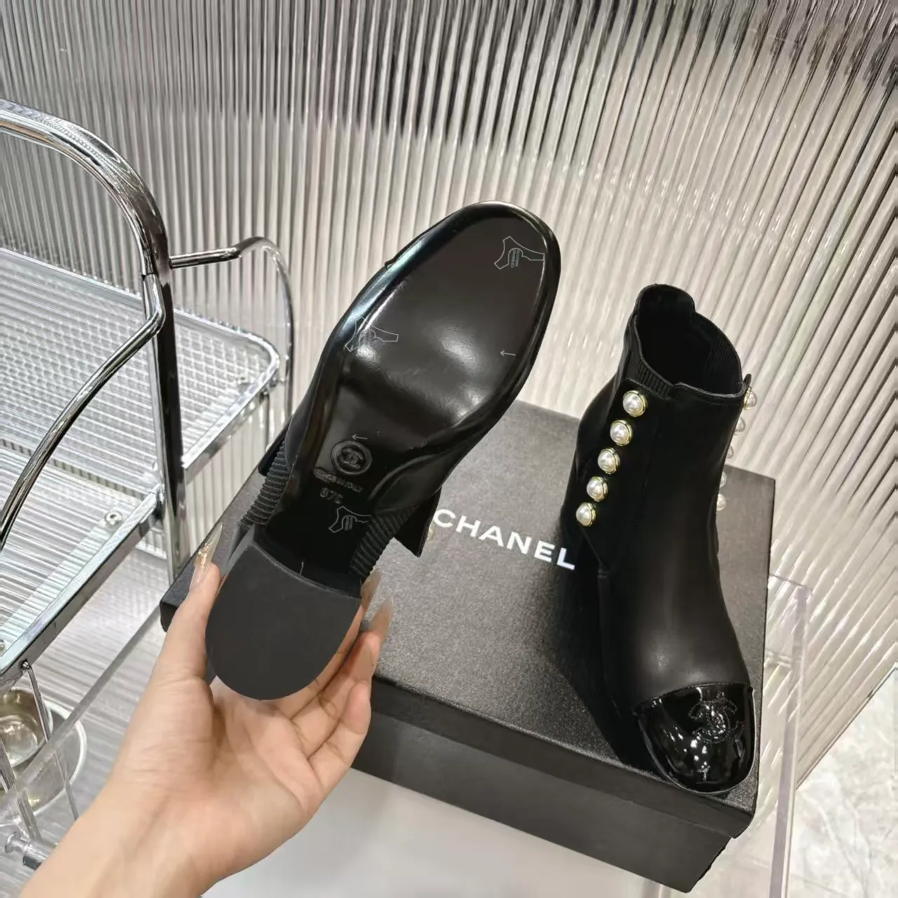 👟👟Ex-factory price 680👟👟 (top version) 𝗖𝗛𝗔𝗡𝗘𝗟𝟐5 years of Chanel𝐅𝐖Must-have for autumn and winter rhombus motorcycle boots Martin boots Xiaoxiangjia's super classic motorcycle boots sweet and cool shape can easily increase the height of the foot and elongate the legs. It is fashionable and fashionable with pearls One-to-one reproduction of the original 👟Material: First-layer cowhide ▪️Heel height: 6.5𝐜𝐦 ▪️Lining: sheepskin ▫️𝐒𝐢𝐳𝐞:𝟑𝟓-𝟒𝟏𝐌(𝟒𝟎, 𝟒𝟏 customization is not returnable) ▪️Sole: original 1:1 molded leather outsole ▫️Color: black, white, apricot (three colors included) ▪️Combined with original full set of packaging📦